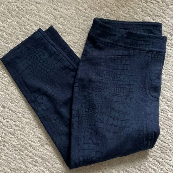 NWOT Chico’s Blue Croc-Print Ponte Cropped Leggings Size 12 - Picture 8 of 11